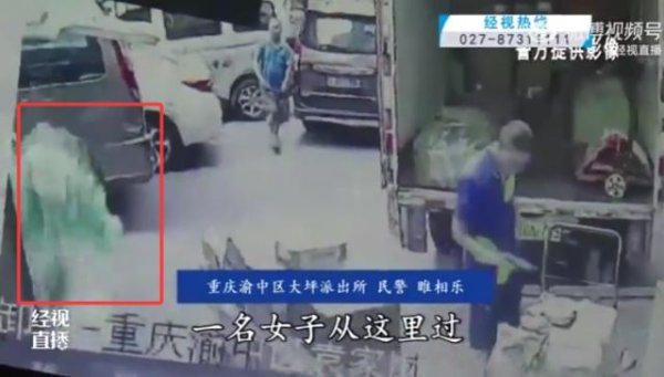 5策略 女子走在路上，从天而降30斤衣服，当场被砸晕！民警：楼上为了图方便